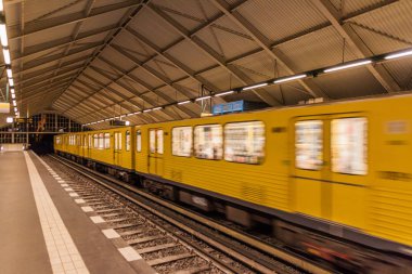Berlin, Almanya - 18 Ağustos 2017: Berlin U-Bahn (metro) istasyonu Bulowstrasse manzarası.