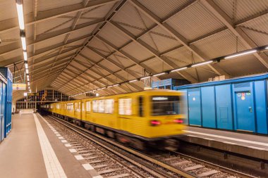 Berlin, Almanya - 18 Ağustos 2017: Berlin U-Bahn (metro) istasyonu Bulowstrasse manzarası.