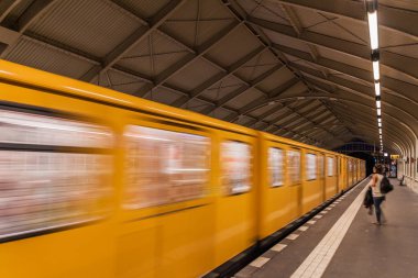 Berlin, Almanya - 18 Ağustos 2017: Berlin U-Bahn (metro) istasyonu Bulowstrasse manzarası.