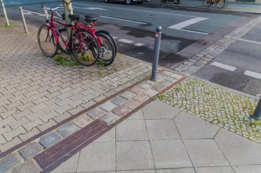 Berlin, Almanya - 21 Ağustos 2017: Berlin Duvarı Anıtı'ndaki (Gedenkstatte Berliner Mauer) berlin duvarının yeri, Almanya