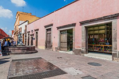 Queretaro, Meksika: 3 Ekim 2016: Queretaro, Meksika'nın merkezinde bir sokak görünümü