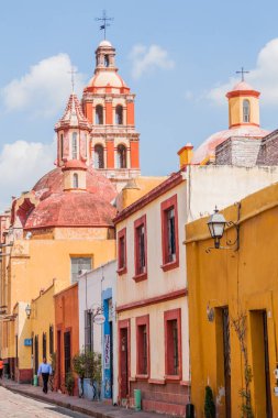 Queretaro, Meksika: 3 Ekim 2016: Queretaro, Meksika'nın merkezinde bir sokak görünümü