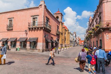 Queretaro, Meksika: 3 Ekim 2016: Queretaro, Meksika'nın merkezinde bir sokak görünümü