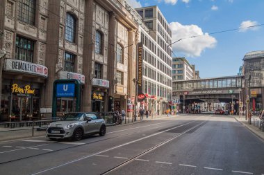Berlin, Almanya - 28 Ağustos 2017: Friedrichstrasse tren istasyonu ile Berlin Friedrichstrasse caddesi.