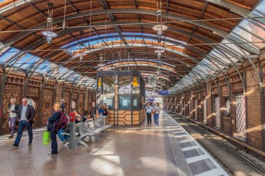 Berlin, Almanya - 24 Ağustos 2017: Berlin S-Bahn (hızlı transit demiryolu sistemi) istasyonu Hackescher Markt'ın görünümü.