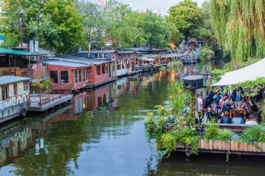 Berlin, Almanya - 28 Ağustos 2017: Berlin'de Flutgraben kanalının görünümü.