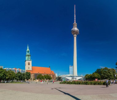 Berlin, Almanya - 30 Ağustos 2017: Marienkirche (St. Mary Kilisesi) ve Fernsehturm (Tv kulesi) Berlin, Almanya