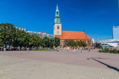 Berlin, Almanya - 30 Ağustos 2017: Marienkirche (St. Mary Kilisesi) Berlin, Almanya