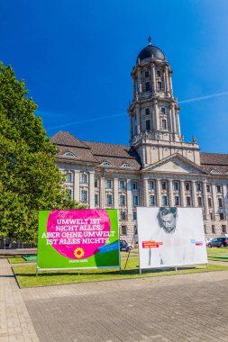 Berlin, Almanya - 30 Ağustos 2017: Berlin'de seçim afişleri ile eski belediye binası, Almanya
