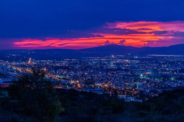 Alacakaranlıkta Queretaro'nun havadan görünümü, Meksika