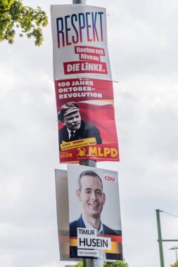 Berlin, Almanya - 1 Eylül 2017: 2017 Federal seçimleri öncesi çeşitli partilerin seçim afişleri.