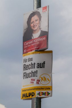 Berlin, Almanya - 1 Eylül 2017: 2017 Federal seçimleri öncesi Spd ve Mlpd partilerinin seçim afişleri.