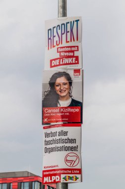 Berlin, Almanya - 1 Eylül 2017: 2017 Federal seçimleri öncesi çeşitli partilerin seçim afişleri.