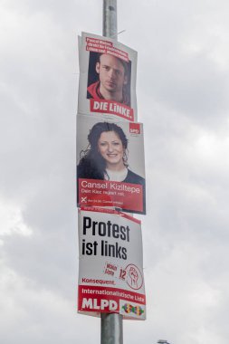 Berlin, Almanya - 1 Eylül 2017: 2017 Federal seçimleri öncesi çeşitli partilerin seçim afişleri.