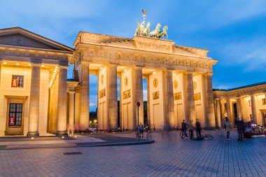 Berlin, Almanya - 6 Eylül 2017: Berlin Brandenburger Tor'da (Brandenburg Kapısı) alacakaranlık.