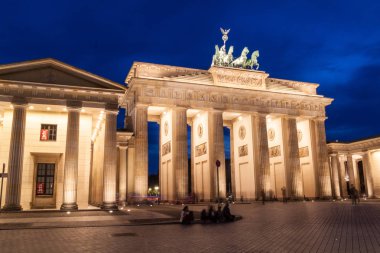 Berlin, Almanya - 6 Eylül 2017: Berlin Brandenburger Tor'da (Brandenburg Kapısı) alacakaranlık.