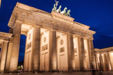 Berlin'deki Brandenburger Tor'da (Brandenburg Kapısı) Alacakaranlık, Almanya