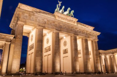 Berlin'deki Brandenburger Tor'da (Brandenburg Kapısı) Alacakaranlık, Almanya