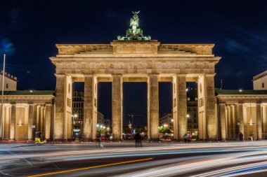 Berlin, Almanya - 6 Eylül 2017: Brandenburger Tor'da (Brandenburg Kapısı) Alacakaranlık, Almanya