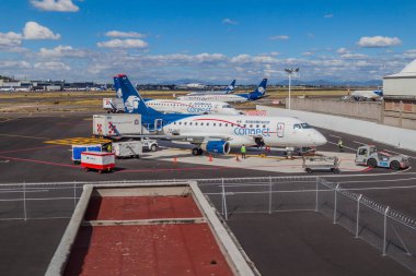 Mexico City, Meksika - 8 Ekim 2016: Mexico City Uluslararası Havaalanı'nda uçaklar.