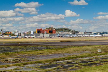 Mexico City, Meksika - 8 Ekim 2016: Mexico City Uluslararası Havaalanı'nda uçaklar.