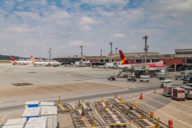 Sao Paulo, Brezilya - 9 Ekim 2016: Sao Paulo Guarulhos Uluslararası Havaalanı'nda uçaklar, Brezilya