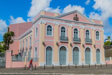 Joao Pessoa, Brezilya - 14 Ekim 2016: Brezilya'nın joao pessoa'nın tarihi merkezinde Santa Roza tiyatrosunun önünde bacaksız engelli adam