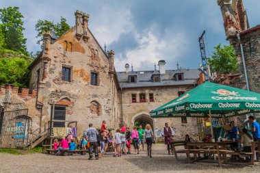 Horni Hrad, Çek Cumhuriyeti - 4 Haziran 2016: Turistler Çek Cumhuriyeti Horni Hrad (Hauenstein veya Hauenstejn) kalesinin kalıntılarını ziyaret ediyor