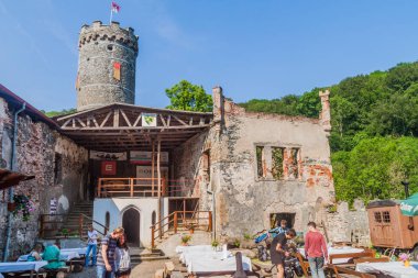 Horni Hrad, Çek Cumhuriyeti - 4 Haziran 2016: Turistler Çek Cumhuriyeti Horni Hrad (Hauenstein veya Hauenstejn) kalesinin kalıntılarını ziyaret ediyor