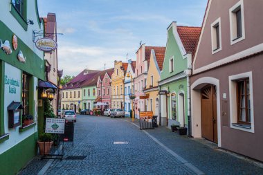 Trebon, Çek Cumhuriyeti - 13 Haziran 2016: Trebon'un eski kasabasında ki Arnavut kaldırımlı sokak.