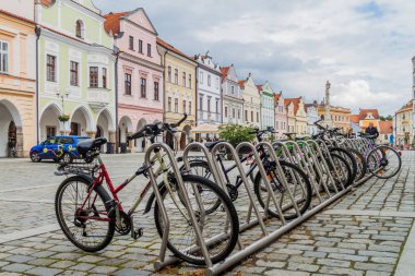 Trebon, Çek Cumhuriyeti - 14 Haziran 2016: Çek Cumhuriyeti'nin Eski Trebon kentindeki Masaryk meydanında bisiklet standı.