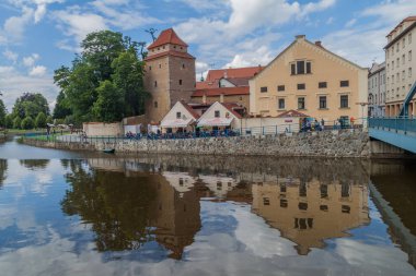 Ceske Budejovice, Çek Cumhuriyeti - 14 Haziran 2016: Ceske Budejovice'deki nehir kenarı binaları.
