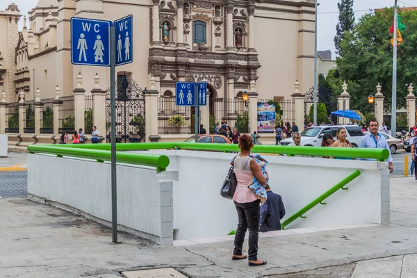 Monterrey Meksyk Października 2016 Wejście Podziemnej Publicznej Toalety Placu Macroplaza — Zdjęcie stockowe