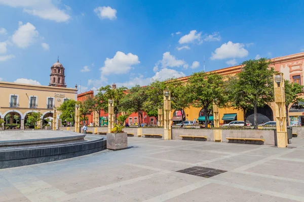 Queretaro, Meksika: 3 Ekim 2016: Meksika,Queretaro'nun merkezindeki Plaza Constitucion meydanının manzarası