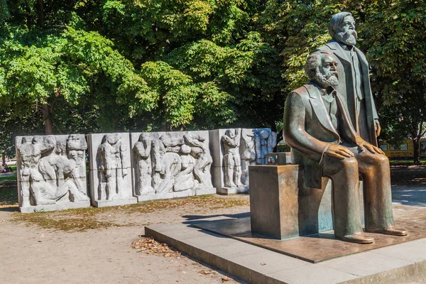 Berlin Germany August 2017 Marx Engels Statue Berlin Germany — Stock Photo, Image