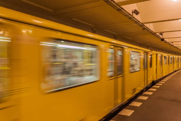 德国Klosterstrasse柏林地铁车站的列车 — 图库照片
