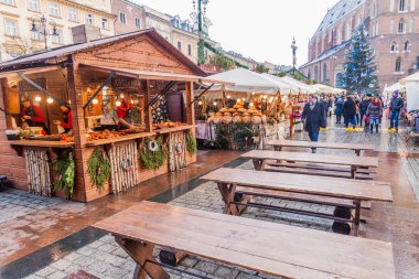 Krakow, Polonya - 2 Aralık 2017: Krakow, Polonya'daki Rynek Glowny meydanındaki Noel pazarında çeşitli tezgahlar