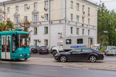 Minsk, Beyaz Rusya - 13 Haziran 2017: Minsk, Beyaz Rusya'da küçük kaza, tramvay ve bir otomobilin çarpışması