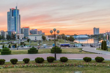 Minsk, Beyaz Rusya - 7 Haziran 2017: Minsk,Beyaz Rusya'nın merkezinde gün batımı