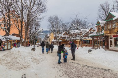 Zakopane, Polonya - 3 Aralık 2017: Zakopane, Polonya'da insanlar sokakta yürüyor
