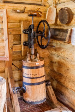 Dudutki, Beyaz Rusya - 17 Haziran 2017: Dudutki Açık Hava Müzesi'nde eski ekipmanlar, Beyaz Rusya