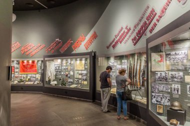 Minsk, Beyaz Rusya - 16 Haziran 2017: Minsk'teki Büyük Vatanseverlik Savaşı Tarihi Belarus Devlet Müzesi'ndeki sergiler