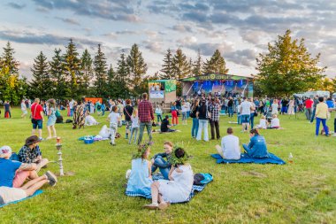 Dudutki, Beyaz Rusya - 17 Haziran 2017: Dudutki Açık Hava Müzesi'nde Açık Hava Kupal festivali, Beyaz Rusya