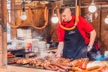 Krakow, Polonya - 2 Aralık 2017: Krakow, Polonya'daki Rynek Glowny meydanındaki Noel pazarında sosis tezgahı