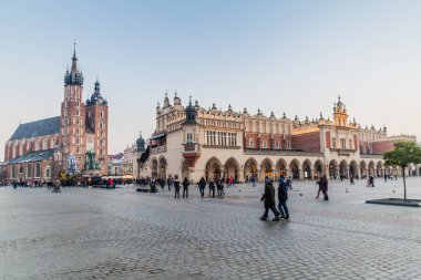 Krakow, Polonya - 2 Aralık 2017: Ortaçağ meydanı Rynek Glowny, St. Mary Bazilikası ve Krakow, Polonya'daki Bez Salonu