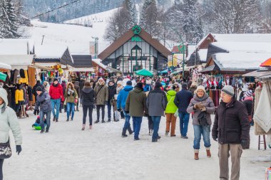 Zakopane, Polonya - 3 Aralık 2017: Zakopane, Polonya'daki Gubalowka fünikülerin in alt istasyonundaki insanlar