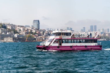 İstanbul, Türkiye - 1 Mayıs 2017: Mekatur yolcu teknesi İstanbul Boğazı'nda
