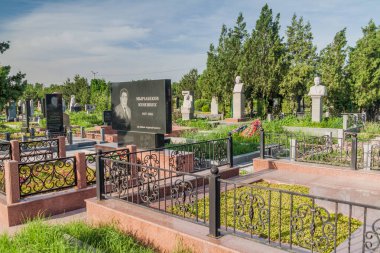 Bişkek, Kırgızistan - 28 Mayıs 2017: Kırgızistan'ın başkenti Bişkek'teki Ala Archa mezarlığında çeşitli mezar taşlı mezarlar.