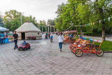 Bişkek, Kırgızistan - 5 Mayıs 2017: Yurt, Kırgızistan'ın başkenti Bişkek'in merkezinde inşa edildi.