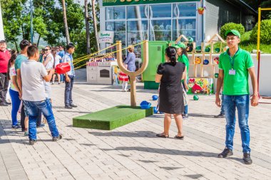 Almatı, Kazakistan - 1 Haziran 2017: Almatı, Kazakistan'daki Kok Tobe dağında gerçek hayattaAngry Birds oyunu.